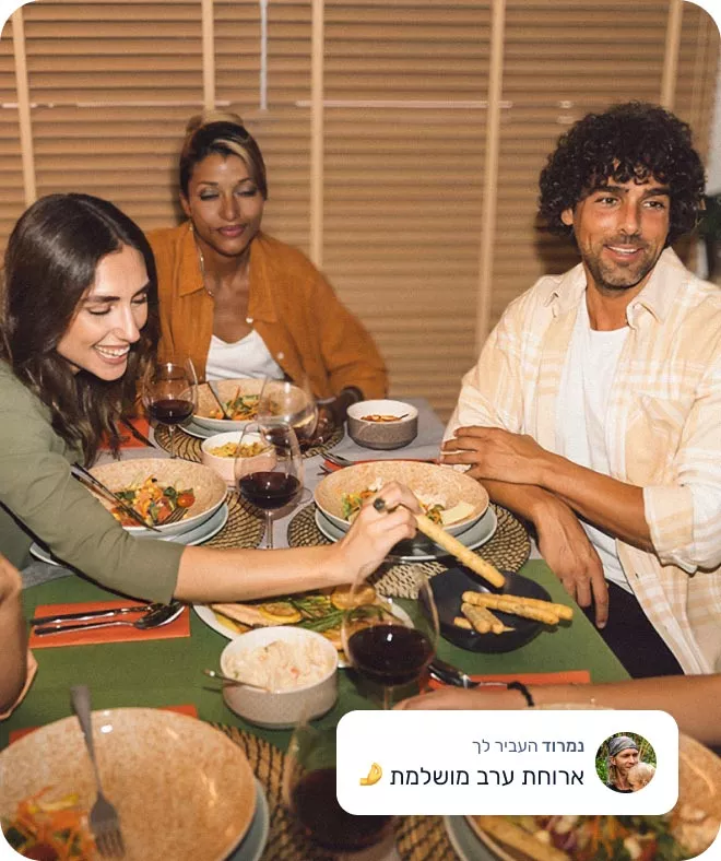 חברים סביב שולחן בארוחת ערב – העברת כסף או בקשת תשלום בקלות דרך אפליקציית MANI מאני